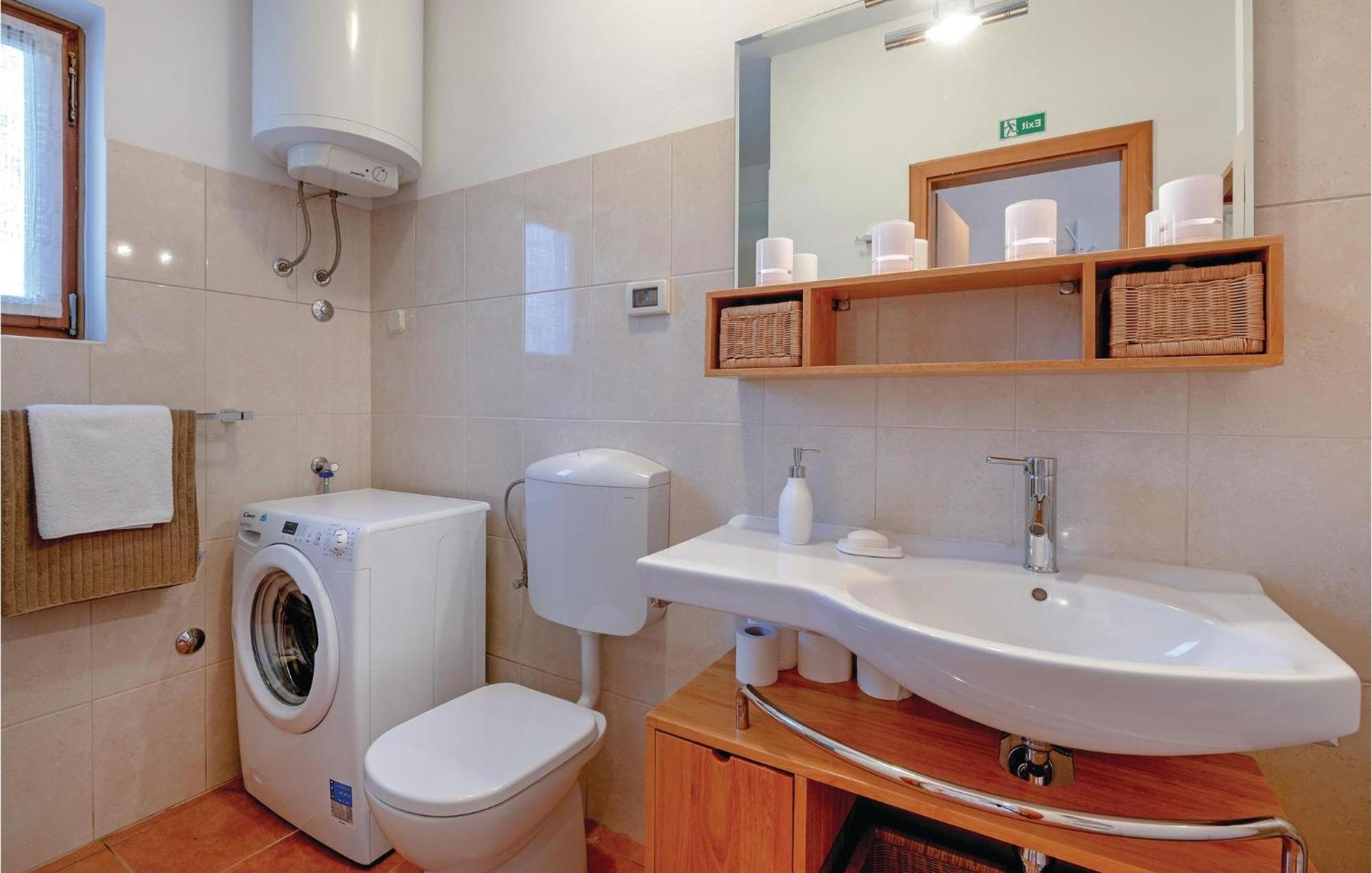 Beautiful Home In Bale With Kitchen Εξωτερικό φωτογραφία