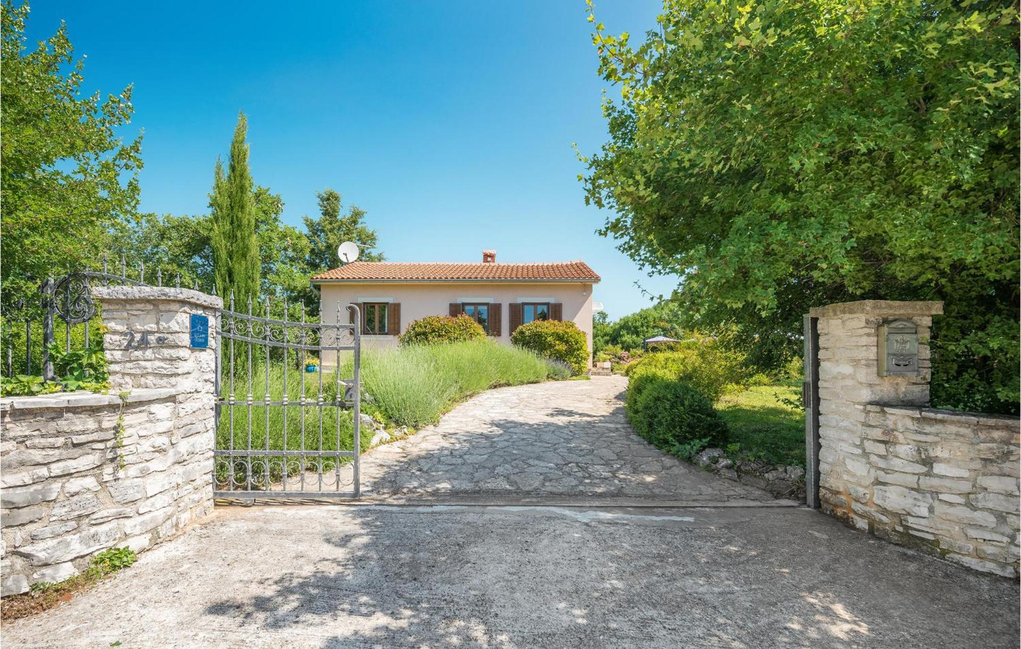 Beautiful Home In Bale With Kitchen Εξωτερικό φωτογραφία