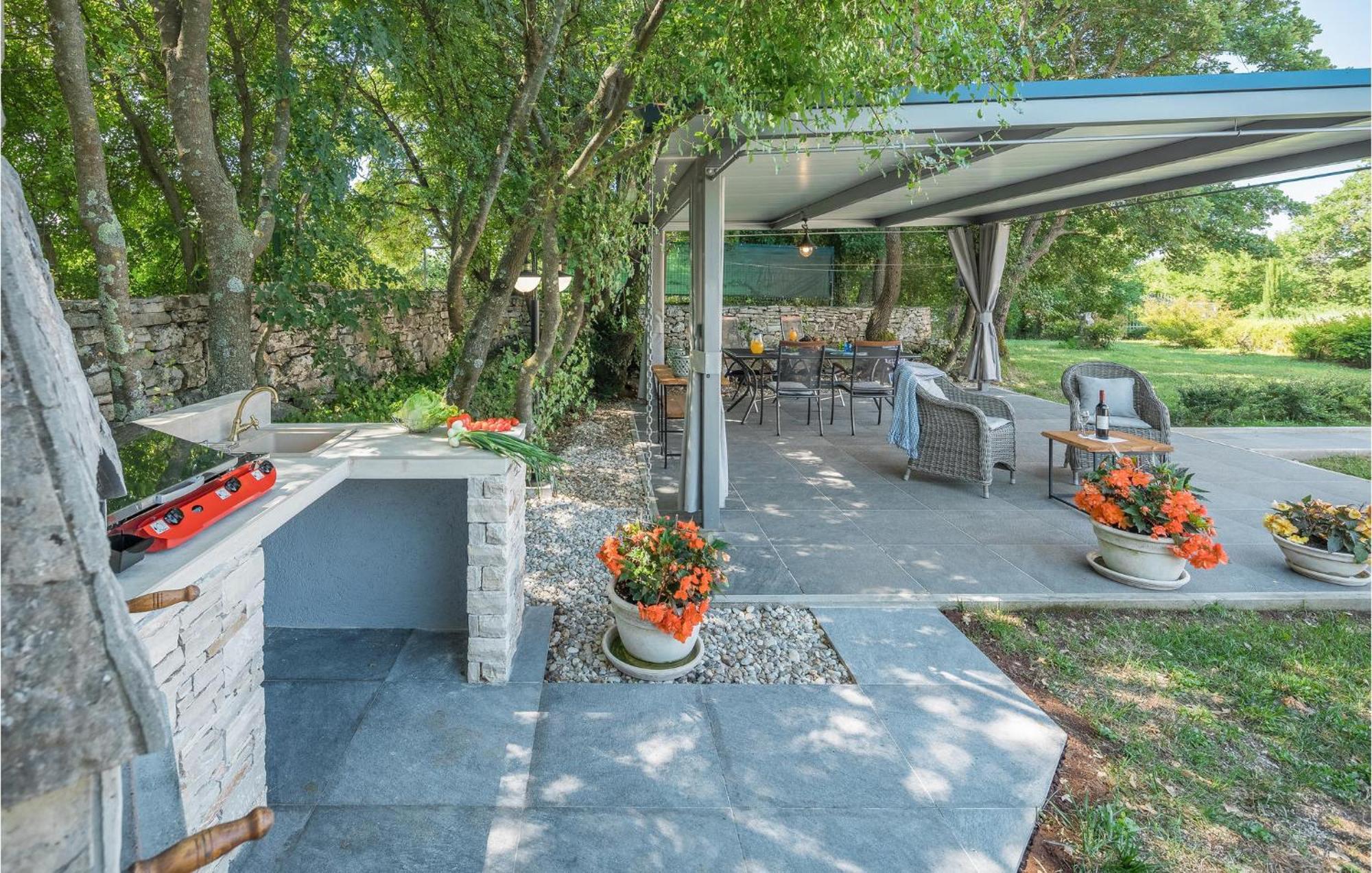 Beautiful Home In Bale With Kitchen Εξωτερικό φωτογραφία