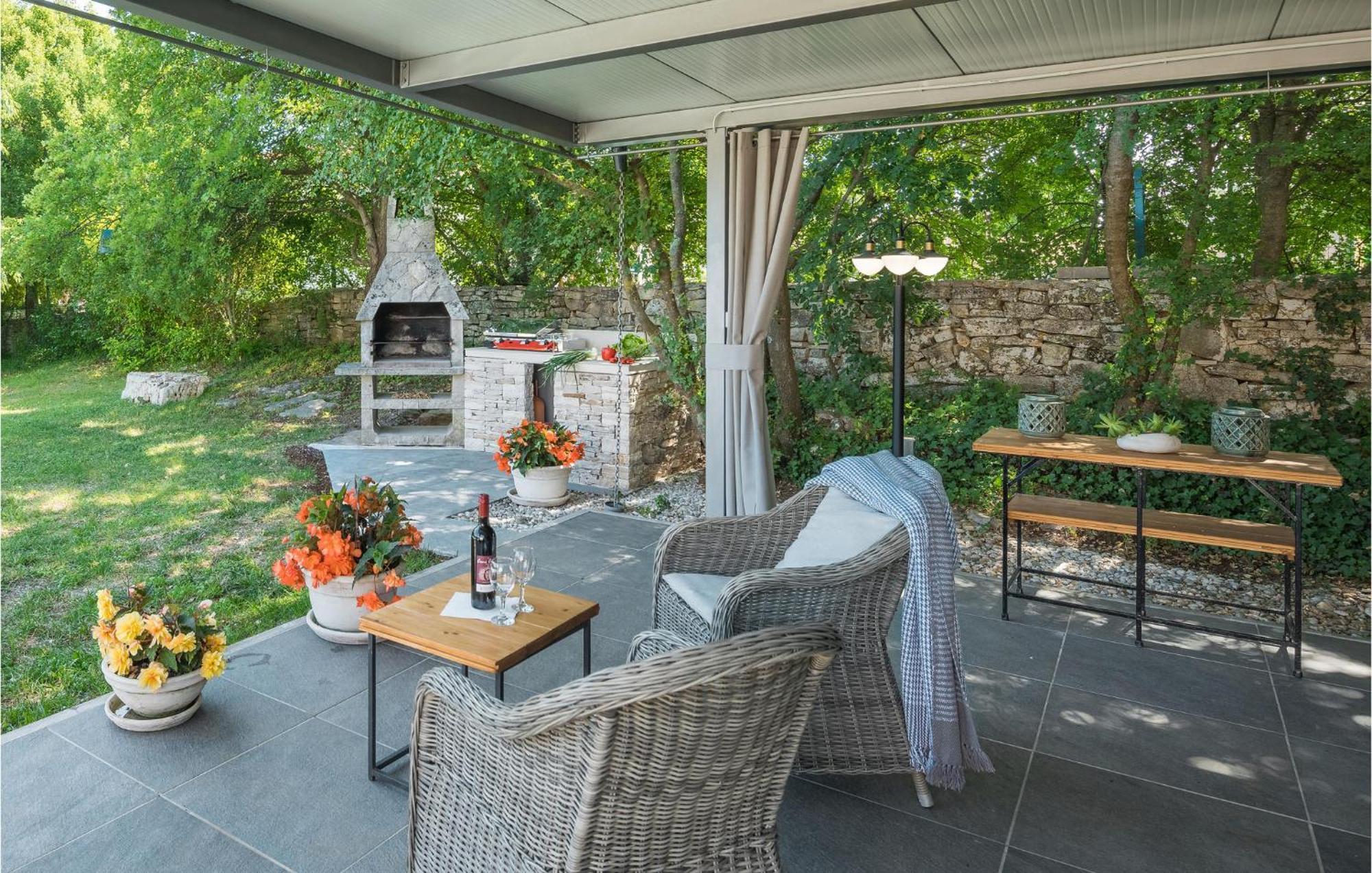 Beautiful Home In Bale With Kitchen Εξωτερικό φωτογραφία